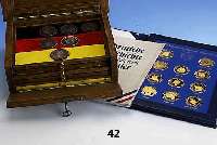 27 deutsche Kanzlerportraits von Bismark bis Kohl, je auf 50 g 999er Silber-Medaillon, in massiver Eichentruhe u. die 11 alten BundeslÄnder, je ...