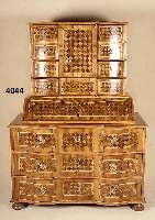 AufsatzsekretÄr, sÜddeutsch um 1750/60, Korpus zum gr. Teil aus der Zeit, restauriert und ergÄnzt, Intarsien z.T. erneuert, sehr schÖnes ...