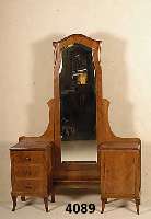 Ankleidegarderobe, deutsch um 1928/32, Korpus Weichholz/Hartholz, Buche auf Nußbaum gebeizt, sog. deutsches ArtDeco, z.T. assymetrisch ...