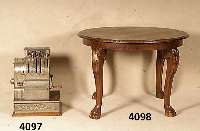 Tisch, deutsch, um 1910, nach englischem Vorbild, Korpus Weichholz/Hartholz, z.T. Nuß- baum massiv, Beine in Form von TatzenfÜße mit ...