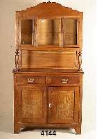 SÄulenbuffetschrank, deutsch, um 1920, Eiche u. Weichholz, Oberteil 3-tÜrig verglast, geo- metrisch geschwungene, spitzzulaufende Form, viele ...