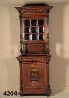 Vielzweckschrank, Belgien, um 1880, Eiche massiv, Front vielfach unterteilt, freistehende SÄulen, reiche Drechselarbeit, 4 LÖwenkÖpfe aus ...