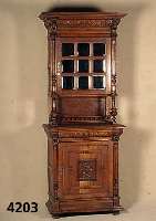 Vielzweckschrank, Belgien, um 1880, Eiche massiv, Front vielfach unterteilt, freistehende SÄulen, reiche Drechselarbeit, 4 LÖwenkÖpfe aus ...