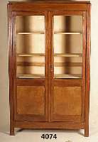 Glasvitrine, deutsch, um 1930, Weichholz, dunkel gebeizt u. gelackt, Vitrine 3/4 ver- glast, vier EinlegebÖden, original BeschlÄge, ...