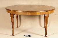 Tisch, deutsch, um 1920, im Stil des Chippendale, Wurzelnuss massiv, furniert, Tischplatte als geometrische Einlegearbeit gefertigt, ovale Form, ...