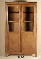 Vitrine, um 1920, 3/4 verglast, Eiche und Weichholz, TÜrfÜllungen mit aufgesetzten Applikationen, 4 EinlegebÖden, praktisch, vielfach ...