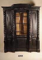 Dielenschrank, deutsch, um 1900, Korpus Weichholz, Eiche massiv, 3-fach gegliedert, SÄulen gedreht, freistehend, Fußteil 4-schÜbig , orig. ...