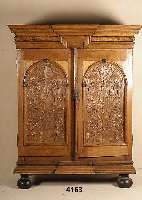 Kleiderschrank, Holland, um 1770/80, Eiche massiv, qualitÄtvolle Schnitzereien, Fortuna, Blumen, BlÜten, Schmetterlinge, Trauben, Kopf u. Fuß ...