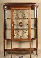 Sammlervitrine, England, um 1900, Mahagoni, teilmassiv, z.T. furniert, linke u. rechte Scheibe elegant nach innen gebogen, ca. 185x 125x47 cm