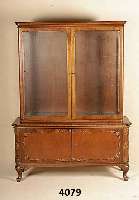Glasvitrine, deutsch, um 1920, Buche/Nuß- baumfarben, schÖnes Wurzelnußfurnier, abge- rundete Ecken, wohnfertig, ca. 173x130x43 cm