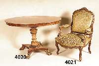 Ovaler Salontisch, norddeutsch um 1860/70, Korpus Weichholz, Platte Nußbaum massiv, SÄule gute Drechselarbeit mit feiner Schnitzerei aus dem ...