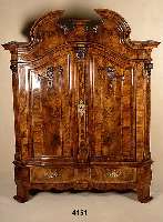 Dielenschrank, Schleswig-Holstein, um 17440/50 Korpus Eiche/Weichholz massiv, Front in sich doppelt geschweift, auf Rahmen gearbeitet ...