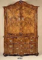 Braunschweiger Aufsatzschrank, um 1750, Korpus teils Eiche massiv, teils Weichholz, auf Rahmen gearbeitet, Front des Unterteils 3 -fach ...