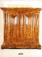 Frankfurter Wellenschrank, um 1740, Korpus Weichholz, Wurzelnussfurnier, querfurniert, auf Rahmen gearbeitet, Lisenen doppelt geschweift und ...