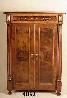 Vertiko, deutsch, um 1890, Nußbaum poliert, Korpus Weichholz, Wurzelnußfurnier, gespiegelt , in harmonischer Abstimmung, 3/4 SÄulen ge- ...