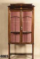 Vitrine,England, um 1910/20, Korpus Weich- holz/Hartholz, Mahagoni furnier, bunte Ein- legehÖlzer, Mahagoni und Birke, z.T. grÜn ein- gefÄrbt, ...