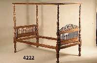 Baldachinbett, niederlÄndische Kolonieen, um 1890/1900, sogenanntes Rotholz massiv, auf Rahmen gearbeitet, reiche Drechselarbeit, auf- gesetzte ...