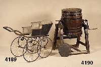 Kinderwagen, deutsch, um 1920, Liege bzw. SitzflÄche Holz,Polsterung nur zum Teil vorhanden, Fahrgestell Eisen, stark oxidiert, Holz zeigt Spuren ...