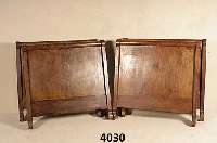 2 Biedermeierbetten, sÜddeutsch, um 1825/30, Korpus Weichholz, Nußbaum massiv, Wurzelnuß- furnier gespiegelt, schÖnes Furnierbild, Seitenteile ...