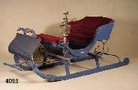 Pferdeschlitten, sÜddeutsch um 1850/60, Buche massiv bzw. Weichholz, blau-weiß gefaßt, Grundkonstruktion Eisen, Schutzschild mit ...