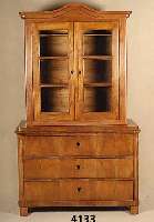 3-schÜbige Biedermeierkommode, sÜddeutsch, um 1930, Korpus Weichholz, Furnier in Kirsch- baum, Birne und Obstholz, 4-fach gespiegelt, ...