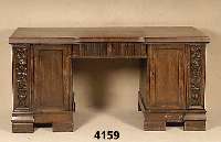 Schreibtisch, deutsch um 1908/12, Korpus Weichholz/Hartholz, Front auf Rahmen gearbeitet mit aufgesetzter Schnitzerei, Blumen und Rocaillen in ...