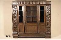 BÜcherschrank, deutsch, Jugendstil 1908/12, Korpus massiv Eiche und Weichholz, Front auf Rahmen gearbeitet, Lisenen mit aufgesetzten Blumen, ...