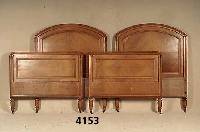 Bett, deutsch, um 1895/1910, auf Rahmen ge- arbeitet, Eiche massiv, Eichefurnier, Wurzel- holz, Leisten 3- bzw. 4-fach getreppt, sehr stabil, ...