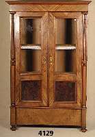 WÄscheschrank/Vitrinenschrank, GrÜnderzeit 1880/90, Korpus Weichholz, Front auf Rahmen gearbeitet, Wurzelnussfurnier, gespiegelt, 3/4 SÄulen aus ...