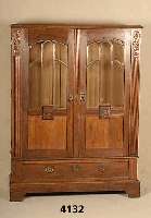 BÜcherschrank, deutsch, um 1905, Eiche massiv, Eichefurnier, auf Rahmen gearbeitet, sparsame Blatt- und Bogenverzierungen, Lisenen 8-fach gerillt, ...