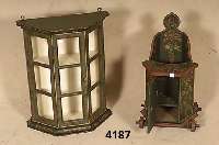 VitrinenhÄngeschrank und Pfeifenkasten, sÜddeutsch, nach altem Vorbild von 1850, Weichholz, grÜngrundig und bunt gefaßt mit Blumen und ...