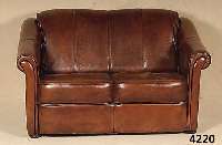 Zweisitzer Sofa, England um 1930, Gestell Holz, Lederbezug z.T. abgenÄht, in sich leicht geschweift, Gebrauchsspuren, wohnfertig, sehr bequem, ...