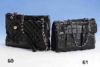 CHANEL-Tasche, schwarzes Leder, quadratisch abgesteppt, Innenunterteilung, rÜcks. mit 3 aufgesetzten Taschen m. Druck- knÖpfen fÜr Handy, ...
