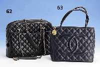 CHANEL-Tasche, dunkelblaues Leder, abgesteppte Rauten, großes CC-Zeichen, rÜcks. Außeneinstecktasche RV m. verg. CC- Plakette als Zipper, 2 ...