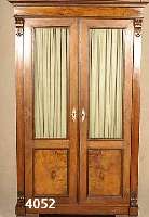 Vitrinenschrank, deutsch, um 1890, Nußbaum z.T. gespiegelt furniert, zweitÜrig, TÜren verglast und Wurzelnuß kassettiert, 4 EinlegebÖden, ...