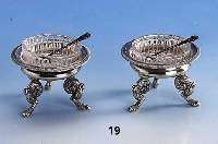 2 SalzschÄlchen, Wien um 1851, 13-lÖtig, KlauenfÜße, GlaseinsÄtze und LÖffel sek., H ca. 5 cm