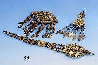 Konvolut 3 Teile Turkmenenschmuck, Silber vergoldet, um 1900, Karneolbesatz, kl. Brustschmuckplatte, Haubenzier, kl. Brustschmuckplatte