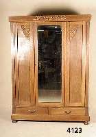 Kleiderschrank, deutsch, um 1910, Eiche massiv, Eichefurnier, dreitÜrig, MitteltÜr mit facettiertem Spiegel, zwei Sockelschubla- den, aufgelegte ...