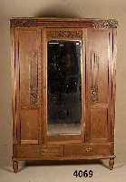Kleiderschrank, deutsch, um 1910, Eiche massiv, Eichefurnier, 3-tÜrig, MitteltÜr mit facettiertem Spiegel, 2 Sockelschubladen, aufgelegte ...