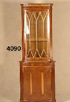 Eckschrank, wohl England, Ahorn- und Berg- ahornfurnier, aufgesetzte Leisten aus dem Vollholz, im Sheratonstil, Zahnfries, Korpus leicht ...