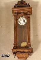 Wanduhr, wohl Österreich, um 1900, 2 Ge- wichte an RÄdchen, Schlag auf Spirale, GehÄuse Weichholz bzw. Nußbaum massiv, gerieft, auf- gesetzte ...