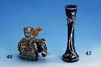Elefant mit Farbsteinen, Korpus aus Ebenholz, Satteldecke besetzt mit facett. Edelsteinen darunter Granat, Amethyst, Zirkon, Spinell, Peridot und ...