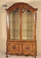 Vitrine, deutsch, um 1900, Niederhofer im Sheratonstil, Korpus Weichholz, Mahagoni mas- siv, Mahagonifurnier, Schnitzereien aus dem Vollholz, bzw. ...