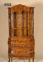 Eckschrank, Italien, um 1960, Barockstil, Korpus Weichholz, Front Nußbaumfurnier, Ober- teil verglast, unten drei SchÜbe, in den Ecken links und ...