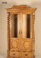 Glas- bzw. BÜcherschrank, deutsch, um 1900, Korpus Weichholz, Eiche massiv, dreifach ge- gliederter Kopf, SÄulen gedreht, freistehend, Inlets ...