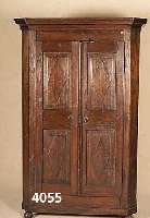 Vielzweckschrank, sÜddeutsch, um 1820/30, Weichholz, z.T. auf Rahmen gearbeitet, Kopf- leiste erneuert, 3 Innenschubladen, BÖden z.T. erneuert, ...