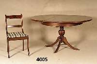 Tisch und 4 StÜhle, England, Sheratonstil, Magahonifurnier gespiegelt, Tisch ausziehbar, Einlegeplatten vorhanden, StÜhle mit original Bezug, ...