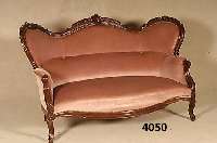 Sofa, deutsch, um 1860, Weiterentwicklung des Louis-Philippe-Stils, in sich einfach ge- schwungen, Nußbaum massiv, Nußbaumfurnier, z. T. gerillt ...