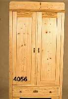 Kleiderschrank, deutsch, um 1910, wohl Darm- stadt, Weichholz, Kiefer, abgelaugt und ge- wachst, schÖne Holzmaserung, Kleiderstange, sehr ...