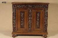 Kissenschrank, Holland, um 1800, Eiche mas- siv, aufgelegte Schnitzereien, Blumen und FrÜchte, zum Teil vollplastisch, Kissen mit ...